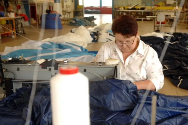 Im-Textilreinigungsgewerbe-erhaelt-eine-Naeherin-im-Westen-1-528-Euro-bei-37-Wochenarbeitsstunden-und-im-Osten-1-386-bis-1-424-Euro-bei-einer-40-Stunden-Woche