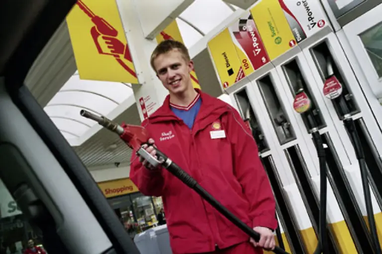 Ein-Tankwart-arbeitet-39-Stunden-woechentlich-und-verdient-im-Westen-1-527-bis-1-566-Euro-im-Osten-1-265-bis-1-295-Euro-und-2-158-Euro-im-Gross-und-Aussenhandel-bei-38-5-Wochenarbeitsstunden