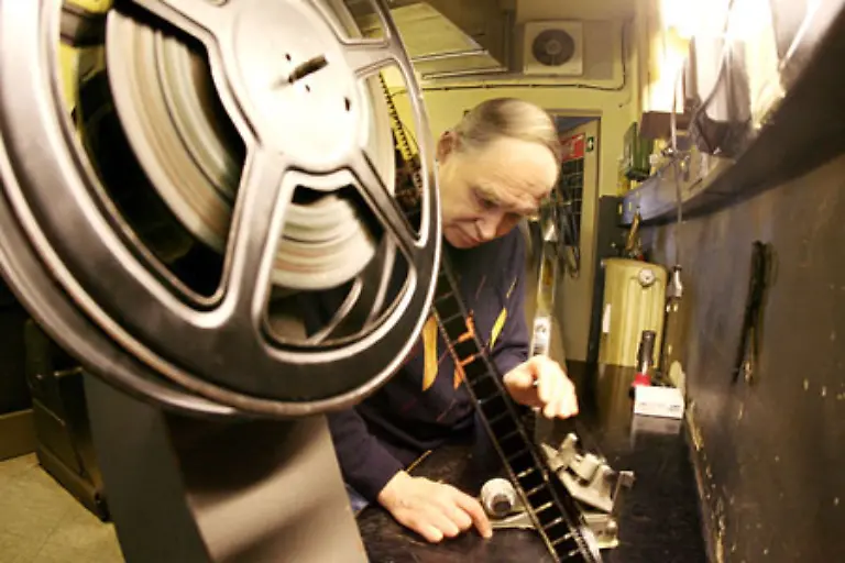 Der-Tariflohn-fuer-Filmvorfuehrer-liegt-in-West-wie-Ost-zwischen-1-400-und-1-796-Euro-Die-Arbeitszeit-betraegt-woechentlich-38-Stunden