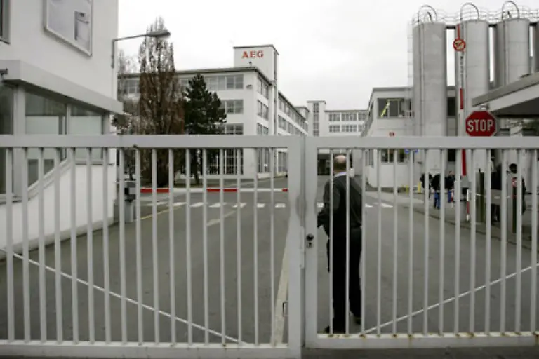 Und-hier-noch-ein-abschliessendes-Tarifbeispiel-Pfoertner-in-der-Papier-erzeugenden-Industrie-im-Osten-verdienen-1-591-Euro-in-Bayern-1-850-bis-1-933-Euro-monatlich-und-arbeiten-38-Stunden-in-der-Woche