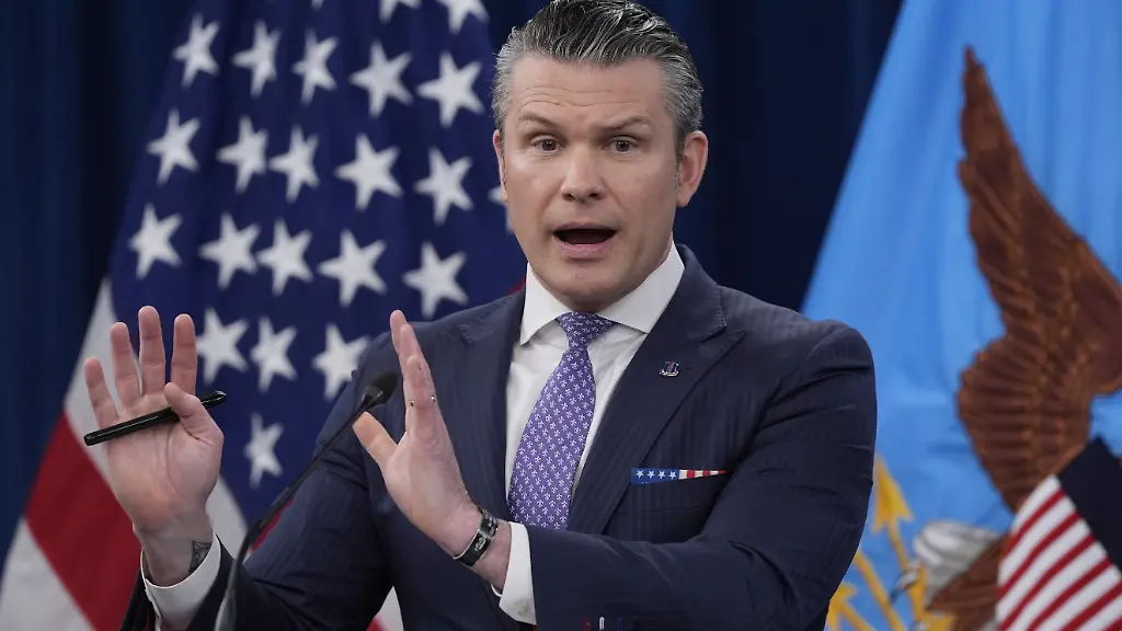 US-Verteidigungsminister-Pete-Hegseth-spricht-zu-Medienvertretern-waehrend-einer-Pressekonferenz-im-Pentagon