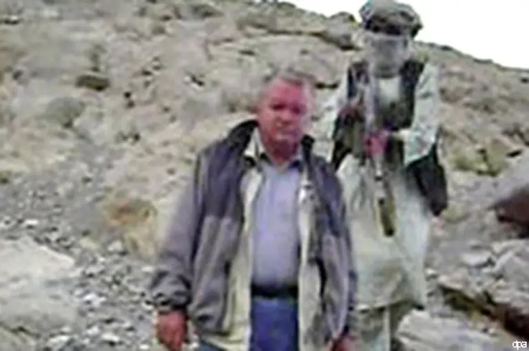 Aufnahmen-des-deutschen-Ingenieurs-Ende-Juli-Der-arabische-Fernsehsender-Al-Dschasira-strahlt-die-Videobotschaft-ohne-Ton-aus-Es-heisst-die-Geisel-bitte-darin-die-Regierungen-in-Berlin-und-Washington-ihre-Truppen-aus-Afghanistan-abzuziehen