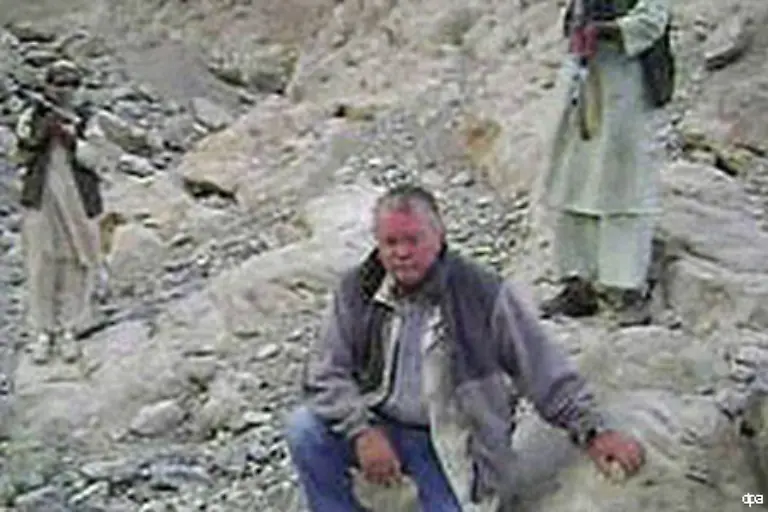 Noch-wirkt-der-62-Jaehrige-unversehrt-Er-wird-von-seinen-Entfuehrern-mit-Granatwerfern-bedroht-Martin-Jaeger-ein-Sprecher-des-Auswaertigen-Amts-bezeichnet-die-Aufnahme-als-ein-gezielt-lanciertes-Dokument-der-Einschuechterung