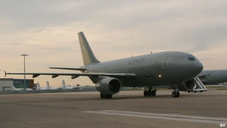 Der-Leichnam-des-in-Geiselhaft-gestorbenen-deutschen-Bauingenieurs-trifft-am-25-Juli-auf-dem-Flughafen-Koeln-Bonn-ein-Die-Obduktion-ergibt-dass-der-44-jaehrige-Ruediger-D-nach-einem-Kreislaufzusammenbruch-von-seinen-Entfuehrern-erschossen-wurde