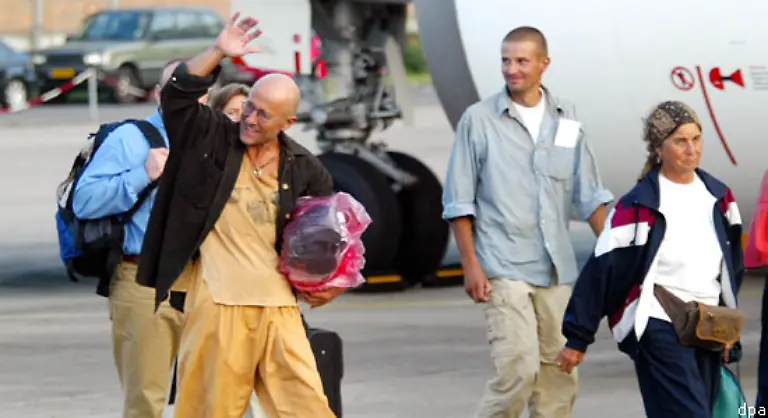 Algerien-Februar-2003-16-deutsche-Touristen-geraten-in-die-Gewalt-der-islamistisch-salafistischen-Terrorgruppe-GSPC-Eine-46-Jahre-alte-Augsburgerin-ueberlebt-die-Strapazen-des-Marsches-durch-die-Sahara-nicht-Die-uebrigen-Geiseln-kommen-nach-und-nach-frei