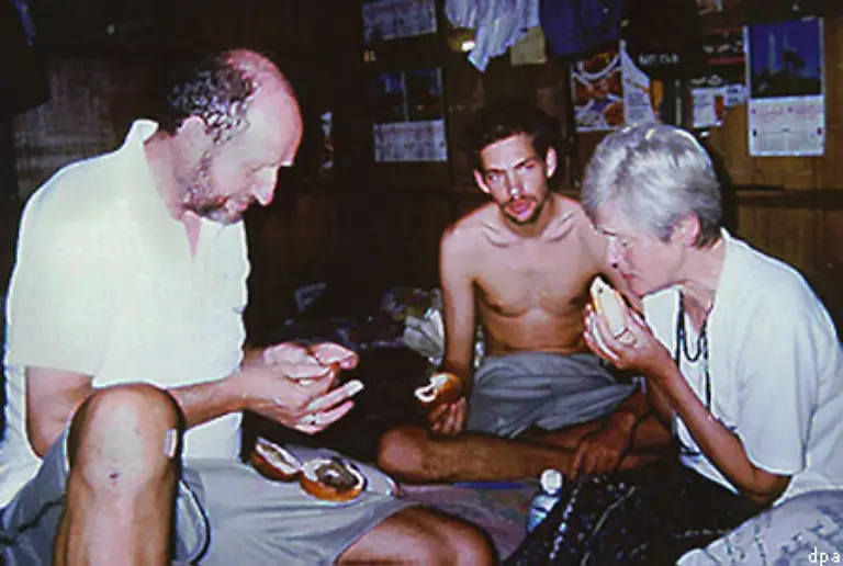 Philippinen-April-2000-Abu-Sayyaf-Terroristen-verschleppen-die-Goettinger-Lehrerfamilie-Wallert-und-andere-Touristen-auf-die-Insel-Jolo-Als-letzter-kommt-der-Sohn-Marc-im-September-frei-Libyen-hatte-vermittelt-und-mehrere-Millionen-Dollar-Loesegeld-gezahlt