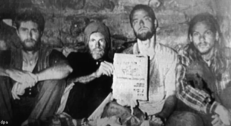 Kaschmir-Indien-Juli-1995-Der-Erfurter-Student-Dirk-Hasert-2-von-rechts-wird-zusammen-mit-einem-Amerikaner-und-zwei-Briten-von-der-Moslemgruppe-Al-Faran-gekidnappt-um-Gesinnungsgenossen-freizupressen-Das-Schicksal-des-Rucksacktouristen-ist-ungewiss