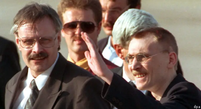 Libanon-Mai-1989-Hamadi-Clan-Angehoeriger-entfuehren-in-Sidon-Heinrich-Struebig-l-und-Thomas-Kemptner-r-Mitarbeiter-einer-Hilfsorganisation-Sie-kommen-erst-im-Juni-1992-frei