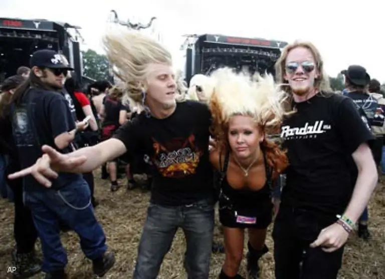 Nach-Wacken-kommen-ganz-harte-Maedchen-im-schwarzen-Ledertop