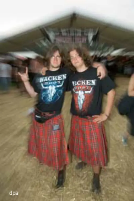 die-konventionelleren-tragen-zur-Feier-des-Tages-den-traditionellen-Heavy-Metal-Rock
