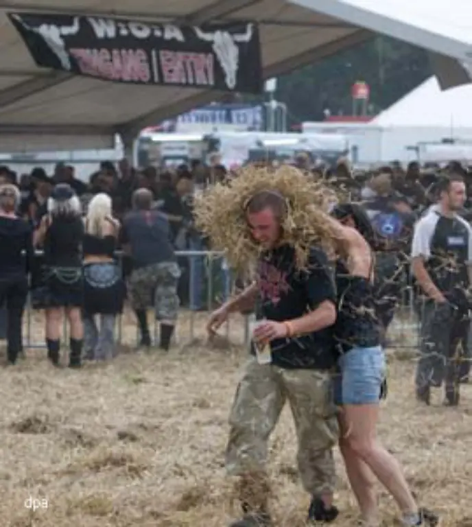 133-schon-waren-wieder-alle-beruhigt-und-genossen-erleichtert-und-in-vollen-Zuegen-die-Heavy-Metal-Ferien-auf-dem-Bauernhof-Die-ganze-Rasselbande-spielte-im-Heu-Fangen-und-Verstecken
