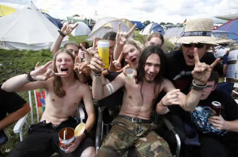 Aber-ein-echter-Metalhead-muss-nach-so-einer-Aufregung-natuerlich-erst-mal-ein-Bier-trinken