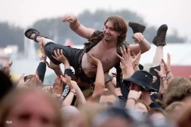 Schliesslich-braucht-man-Mut-und-Kraft-fuer-die-naechste-Runde-Crowdsurfen