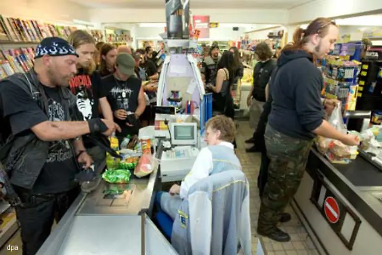 Der-Edeka-Markt-in-Wacken-ist-uebrigens-genau-so-wie-es-sich-fuer-einen-Edeka-Markt-in-der-Provinz-gehoert