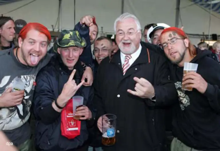eher-biedere-laendesvaeterliche-Typen-erliegen-im-Handumdrehen-dem-Charme-des-Metal-Grusses-und-werden-in-Wacken-wenn