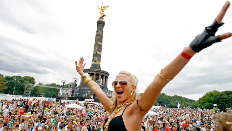 Niemand-kann-genau-sagen-was-damit-gemeint-ist-aber-es-handelt-sich-bei-dieser-kurzen-Festival-Fremdanalyse-um-kein-Kompliment