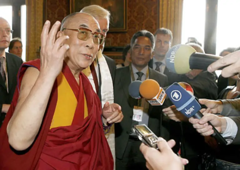 Seine-Heiligkeit-der-Dalai-Lama-ist-trotzdem-eine-Art-Star
