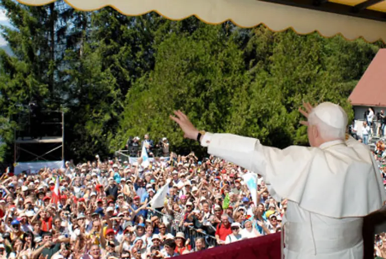 In-Deutschland-ist-der-XIV-Dalai-Lama-sogar-beliebter-als-Papst-Benedikt-XVI-das-ergab-jedenfalls-eine-Umfrage-von-TNS-Infratest-Darin-sprachen-42-Prozent-der-Befragten-dem-Papst-eine-Vorbildfunktion-zu