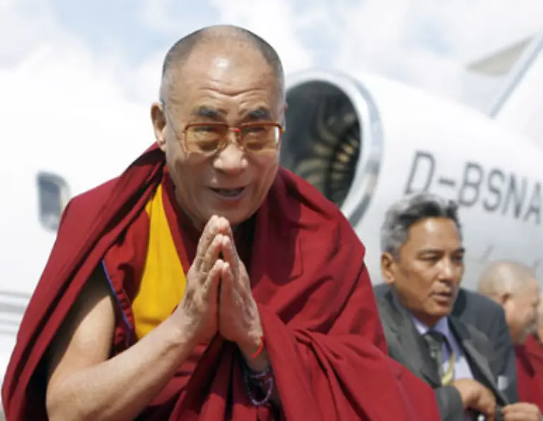 Er-antwortet-mit-der-buddhistischen-Geste-des-Gruessens