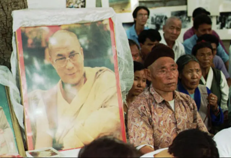 Nach-Angaben-der-tibetischen-Exilregierung-leben-heute-rund-130-000-Tibeterinnen-und-Tibeter-im-Exil-die-Zahl-nehme-noch-immer-zu-Rund-eine-Million-Menschen-sollen-der-Verfolgung-Hinrichtung-und-Folter-durch-die-Chinesen-zum-Opfer-gefallen-sein