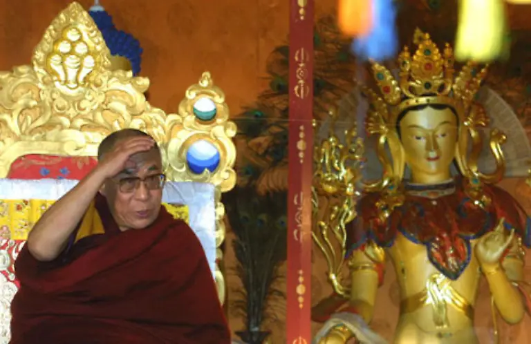 Der-Name-Dalai-Lama-bedeutet-uebrigens-ozeangleicher-weiser-Lehrer-Er-gilt-als-die-Verkoerperung-Avalokiteshvaras-dem-Buddha-des-Mitgefuehls
