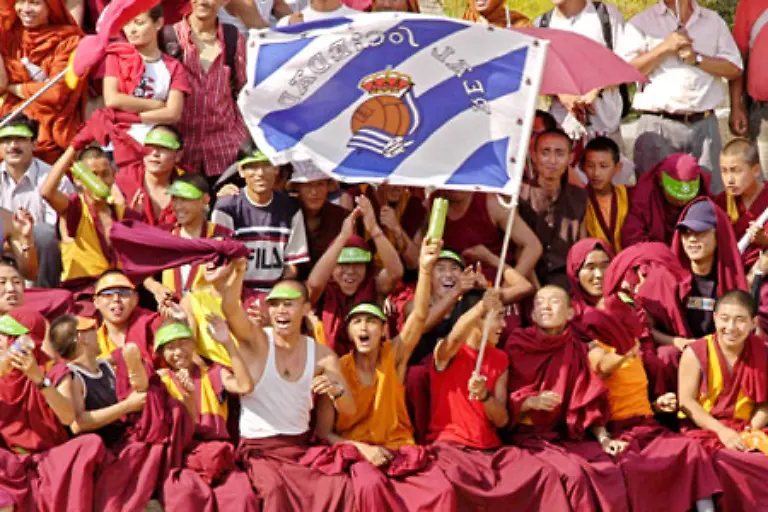 Diese-tibetischen-Moenche-feiern-allerdings-nicht-ihr-Oberhaupt-sondern-den-spanischen-Fussball