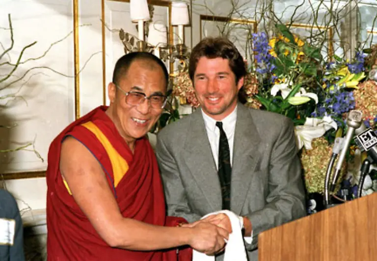 Er-ist-schon-lange-ein-Fan-des-Dalai-Lama-hier-bei-einem-Treffen-im-tibetischen-Kulturzentrum-New-York-im-Jahr-1987-Der-Dalai-Lama-kommt-viel-herum
