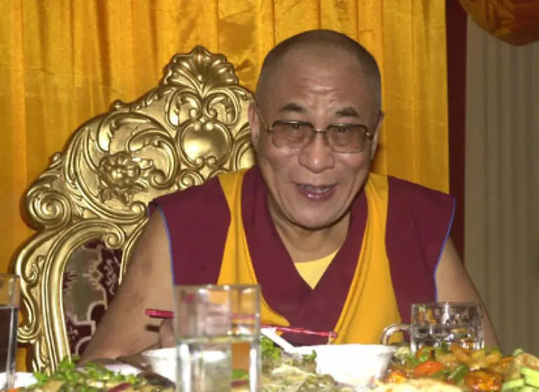 der-charismatische-Religionsfuehrer-ist-sechs-Monate-im-Jahr-auf-Reisen