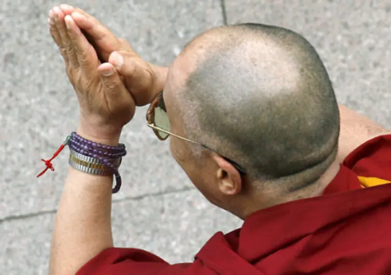 Sein-Gebetskettchen-hat-er-immer-dabei-und-ausserdem-seine-Gelassenheit-und-Weisheiten-fuer-seine-erwartungsvollen-Zuhoerer-zum-Beispiel