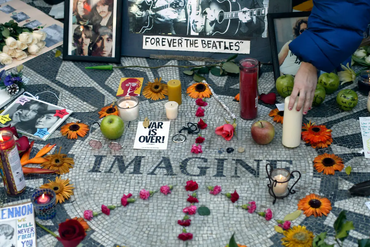 2005-12-08T120000Z-1437174852-RP2DSFIHMBAA-RTRMADP-3-USA-LENNON-MEMORIAL