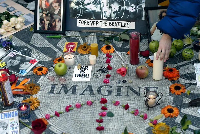 2005-12-08T120000Z-1437174852-RP2DSFIHMBAA-RTRMADP-3-USA-LENNON-MEMORIAL