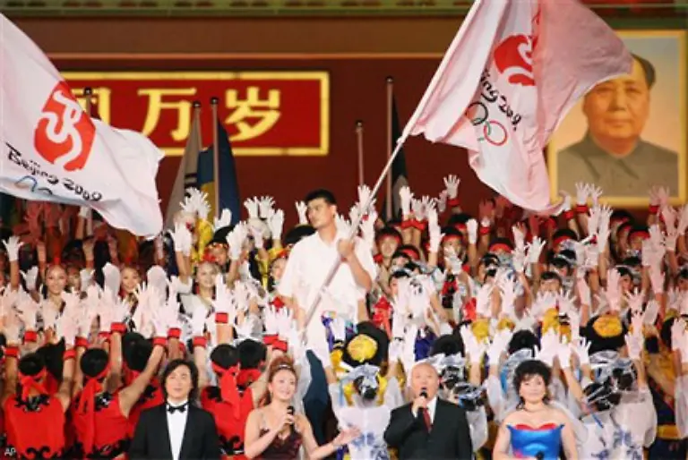 Wir-sind-fest-entschlossen-gute-Gastgeber-zu-sein-sagt-der-Praesident-des-Nationalen-Olympischen-Komitees-Liu-Peng-auf-dem-Tiananmen-Platz