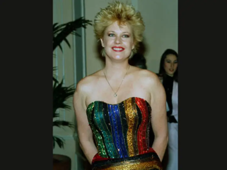 Mit-23-lief-Melanie-am-Sunset-Boulevard-betrunken-in-ein-Auto