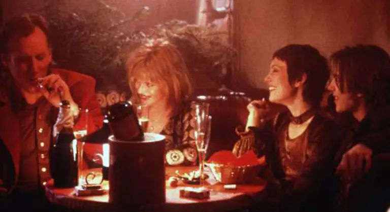 Melanie-Griffith-erinnert-sich-nicht-nur-an-das-Drogenfeeling-sondern-auch-an-die-harten-und-brutalen-Dreharbeiten-Sie-wusste-wahrscheinlich-nicht-auf-was-sie-sich-einlaesst-kommentiert-Regisseur-Clark