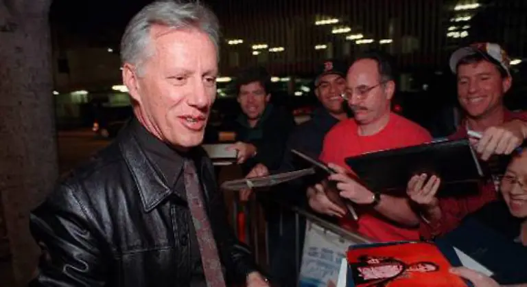 Es-hat-Tage-gedauert-bis-sie-bereit-war-sich-eine-Spritze-in-den-Hals-zu-setzen-In-Clarks-blutigem-Thriller-ist-James-Woods-zum-dritten-Mal-ihr-Filmpartner