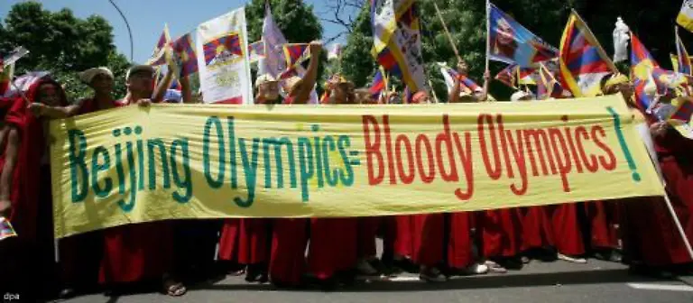 Im-indischen-Exil-protestieren-rund-10-000-Menschen-gegen-die-Blut-Spiele