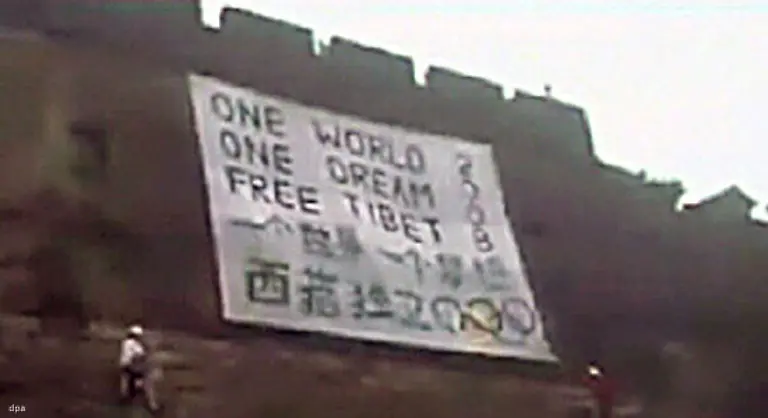 Einigen-Tibet-Aktivisten-gelingt-es-sogar-an-der-Grossen-Mauer-bei-Peking-ein-Spruchband-zu-entrollen-Eine-Welt-ein-Traum-befreit-Tibet