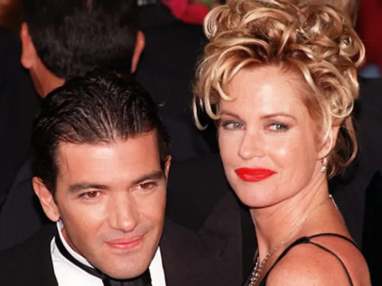 und-aufgeworfenen-roten-Lippen-macht-die-Griffith-ihre-Sache-recht-gut