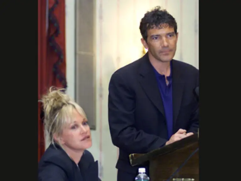 Doch-in-derselben-Minute-in-der-sie-ihr-wahres-Alter-begriff-hatte-sie-Angst-zusammenzubrechen