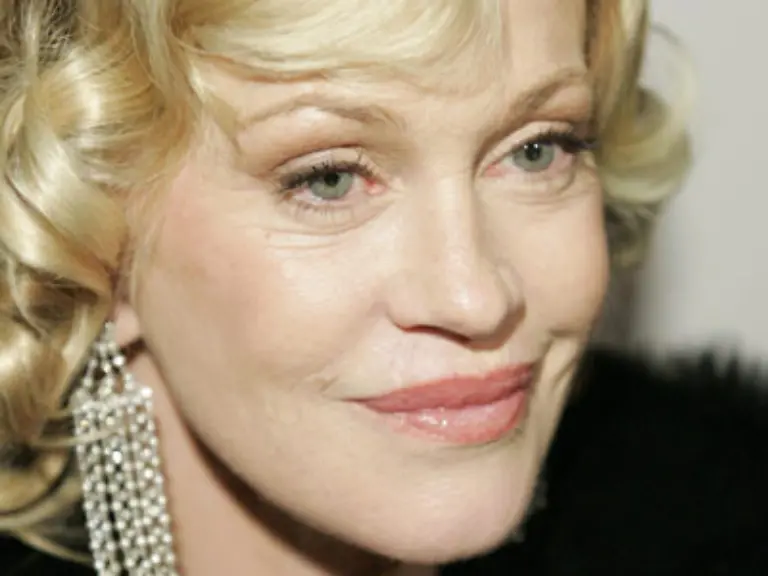 Der-Gang-zum-Schoenheitschirurgen-schien-unausweichlich-vor-allem-wenn-einer-Ehefrau-wie-ihr-zu-Ohren-kommt