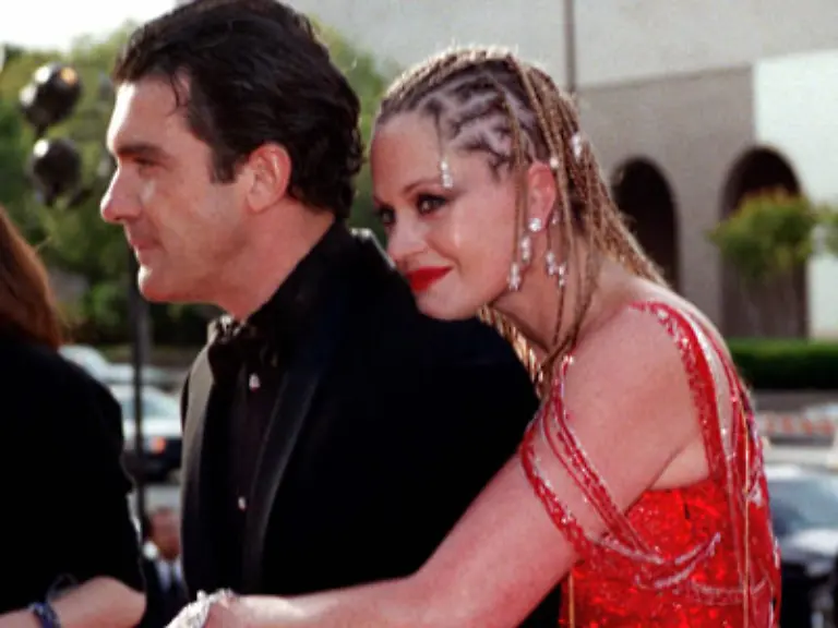 Man-hat-ihr-oft-vorgeworfen-dass-sie-wie-eine-eifersuechtige-Klette-an-ihrem-Mann-haenge