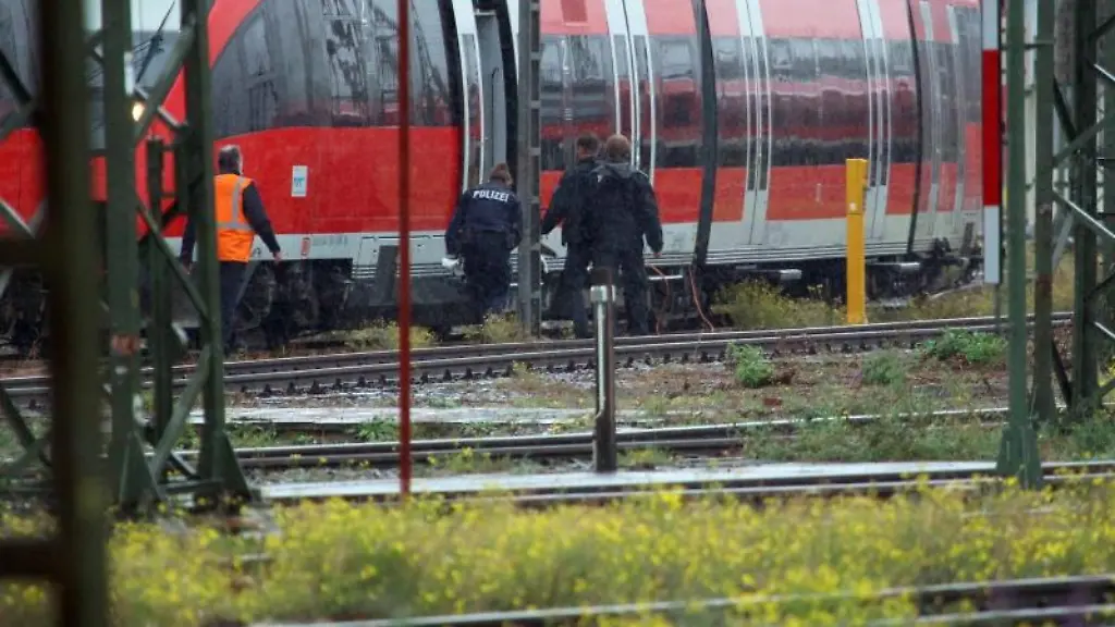 Mitarbeiter-der-Polizei-neben-einem-Zug-auf-dem-Gelaende-des-DB-Betriebsbahnhofs-Deutzer-Feld