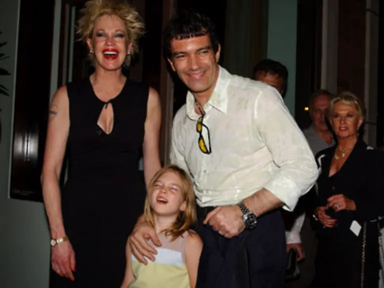 dass-seine-Frau-keineswegs-wie-eine-Klette-an-ihm-haenge-sondern-dass-er-ihre-Gesellschaft-schaetzt-hier-mit-Toechterchen-Stella