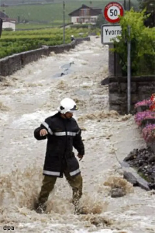 wir-muessten-aber-zusaetzlich-zu-den-traditionellen-Hochwassern-mit-immer-mehr-neuartigen-Fluten-rechnen-die-durch-Starkniederschlaege-und-veraenderte-Bodenqualitaetenverursacht-werden
