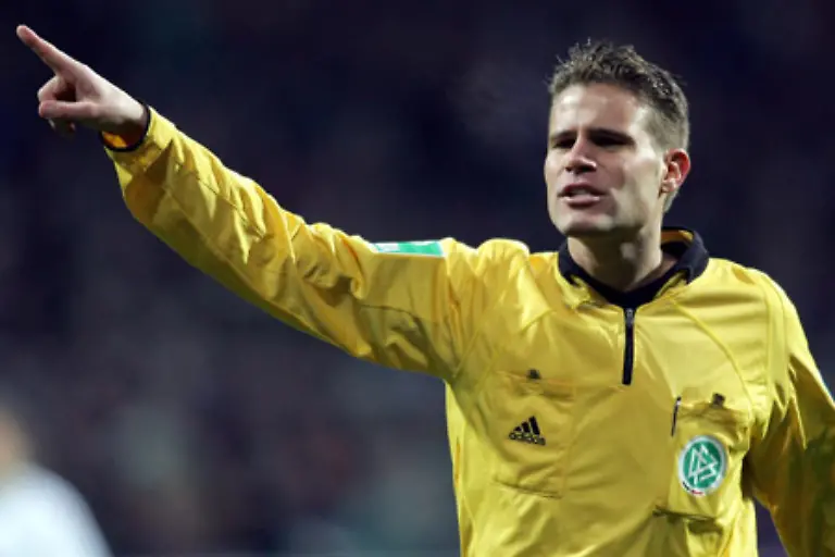 Felix-Brych-Der-32-Jaehrige-pfeift-seit-2004-in-der-Bundesliga-Von-Hause-aus-ist-der-ledige-Muenchner-Jurist