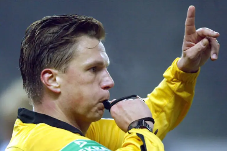 Thorsten-Kinhoefer-arbeitet-unter-der-Woche-als-Controller-Mit-dem-Leiten-von-Bundesligaspielen-bessert-er-sein-Gehalt-seit-2002-auf-Hobbies-neben-Fussball-Tennis