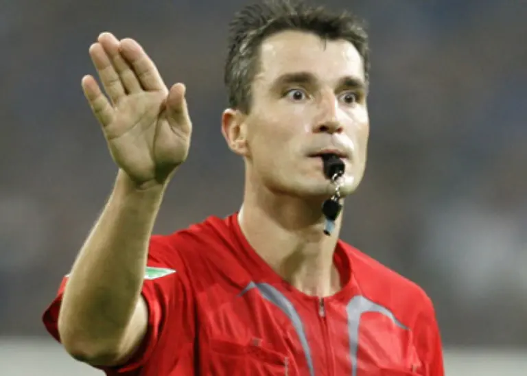 Mit-1-96-Meter-ist-Knut-Kircher-der-groesste-Schiri-der-Liga-38-Jahre-alt-verheiratet-Vater-dreier-Kinder-Trotzdem-findet-der-Maschinenbauingenieur-seit-2002-immer-wieder-Zeit-das-ein-oder-andere-Spiel-zu-pfeifen