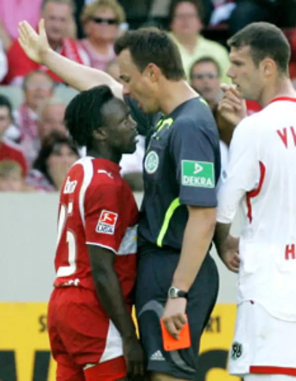 Noch-mitten-im-Staatsexamen-befindet-sich-sich-Jura-Student-Mark-Seemann-der-erst-seine-zweite-Saison-in-der-Bundesliga-pfeift-Nach-den-Spielen-relaxed-der-33-Jaehrige-gern-in-der-Sauna-sagt-er