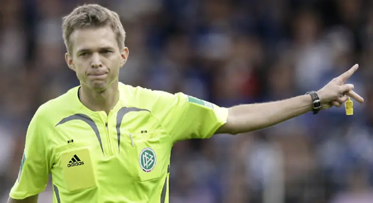 Jochen-Drees-zaehlt-noch-zu-den-eher-unerfahreneren-Referees-Erst-18-Partien-hat-der-ledige-Arzt-seit-2005-geleitet-Allerdings-ist-Dr-Drees-der-Schiedsrichter-mit-dem-groessten-Hobby-Er-interessiert-sich-sehr-fuer-Neuseeland