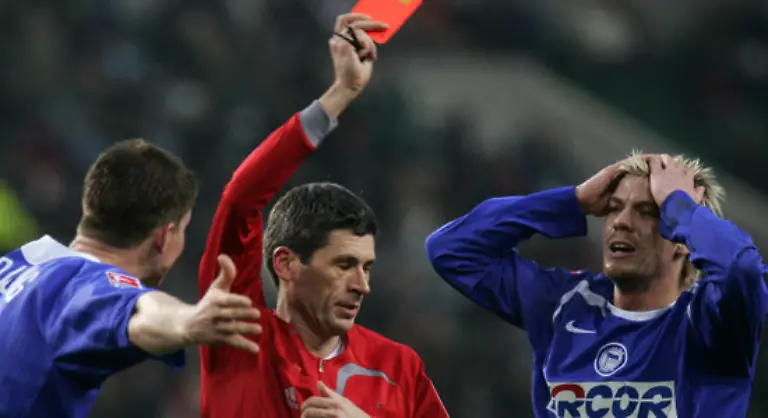 Im-Bild-der-Oldie-der-Bundesliga-Schiedsrichter-Dr-Markus-Merk-45-2008-feiert-der-zweimalige-Weltschiedsrichter-bereits-sein-20-jaehriges-Dienstjubilaeum-in-der-Liga